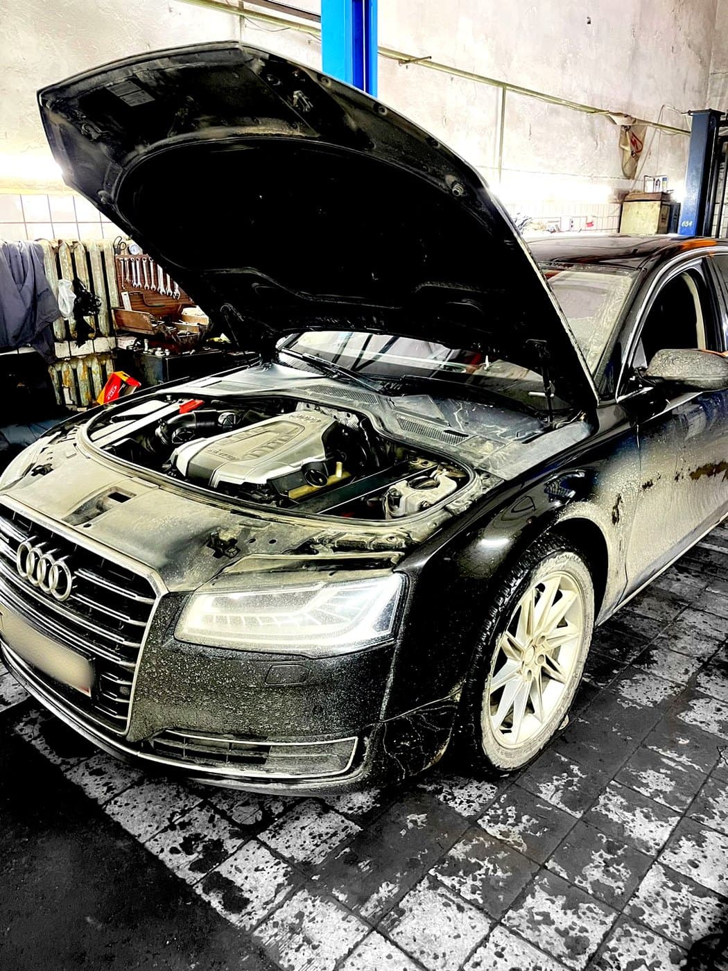 Audi A8 на ремонте в цехе с открытым капотом