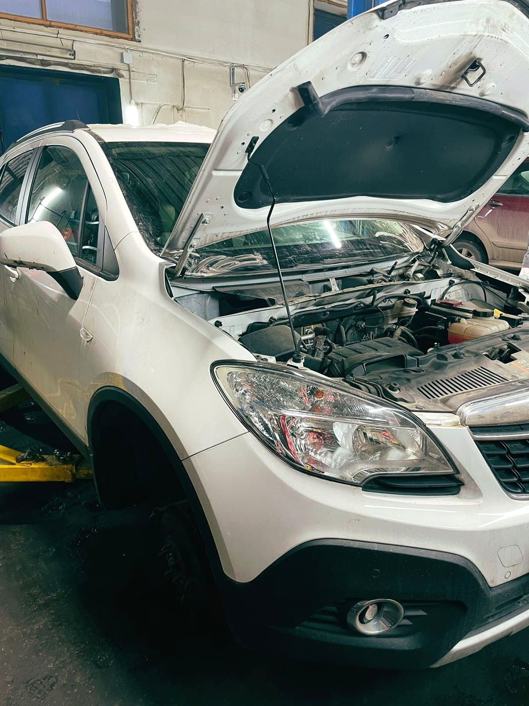 Opel Mokka на ремонте с открытым капотом