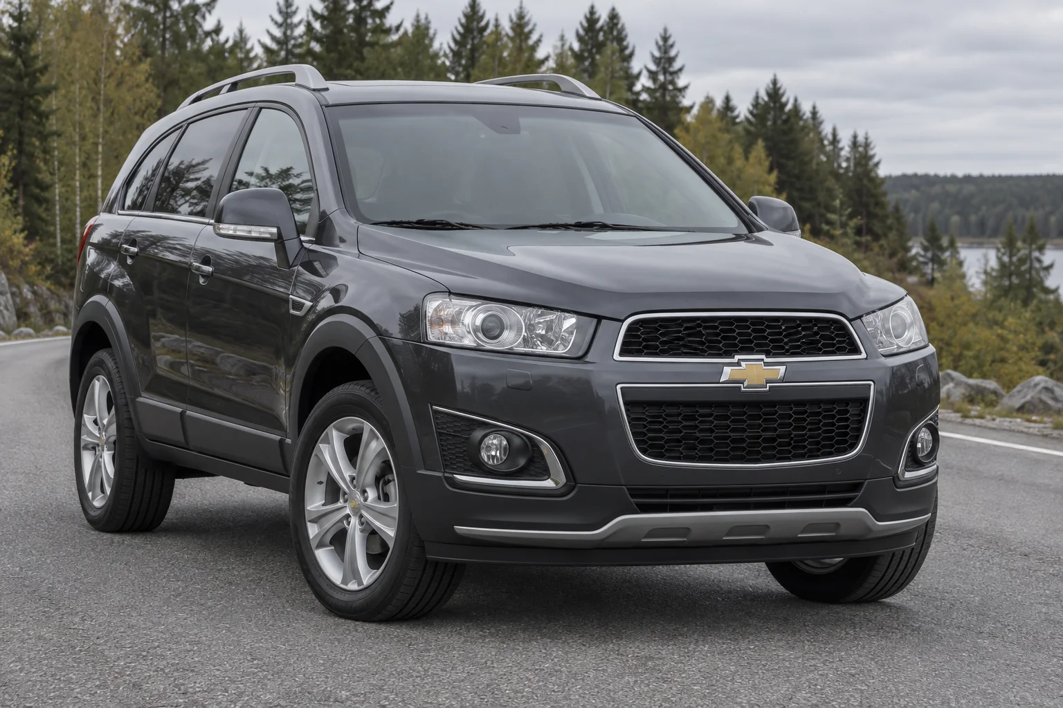 Иллюстрация Chevrolet Captiva C140 после обновления 2013 года, семейный кроссовер на лесной дороге