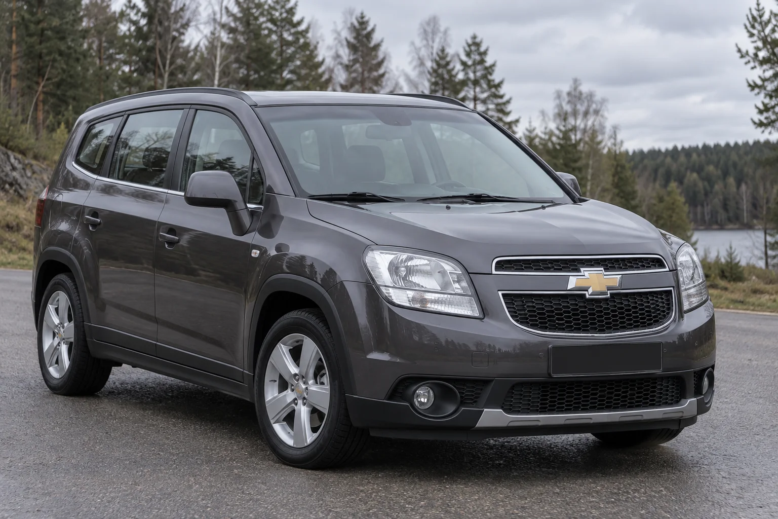 Иллюстрация Chevrolet Orlando первого поколения, семейный компактвэн 2013 года на лесной дороге