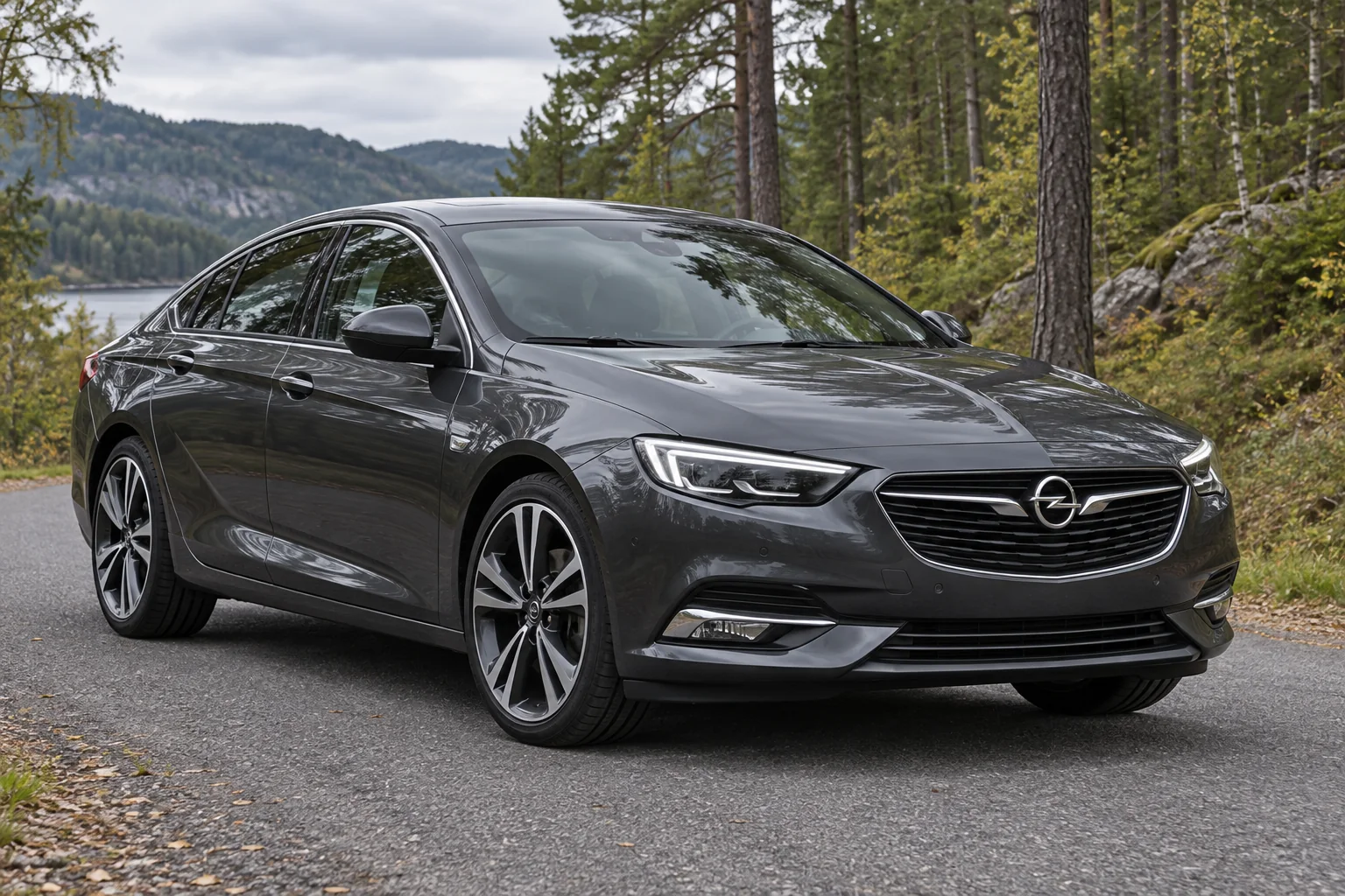 Иллюстрация Opel Insignia Grand Sport второго поколения 2017 года на тихой лесной дороге