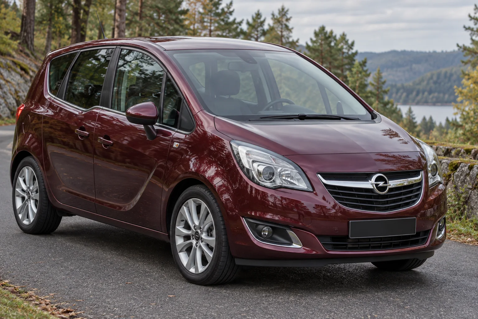Иллюстрация Opel Meriva B 2011 года на тихой лесной дороге