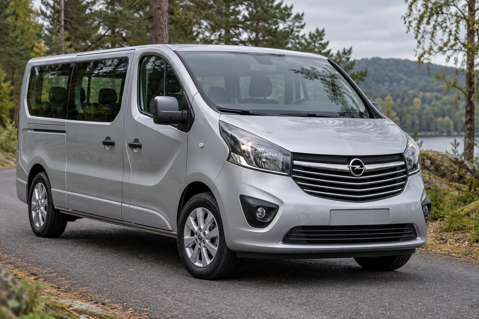 Иллюстрация Opel Vivaro второго поколения 2015 года на тихой лесной дороге