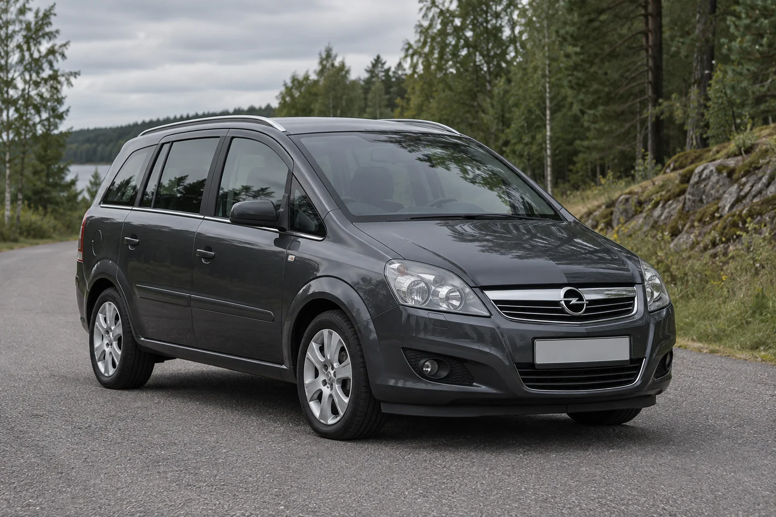 Иллюстрация Opel Zafira B на лесной дороге